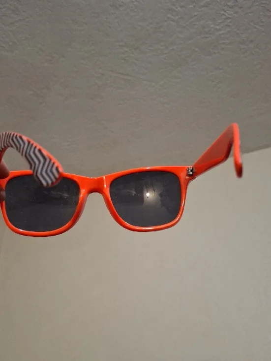 Black & White Zigzag Sunglasses — Women's Fashion Shades - Picture 3 of 4